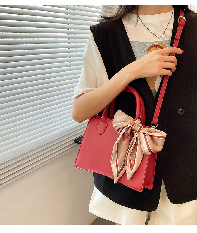 Ženska tvrda torba od eko kože sa dvije ručke