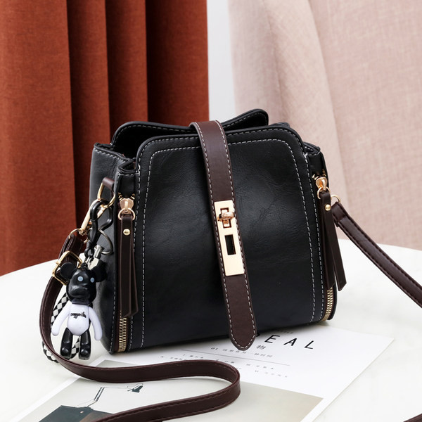 Ретро дамска чанта в квадратна форма с метално закопчаване 