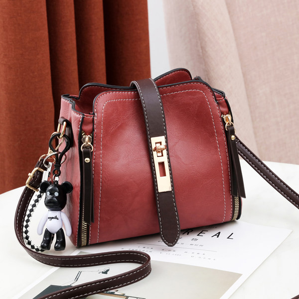 Ретро дамска чанта в квадратна форма с метално закопчаване 