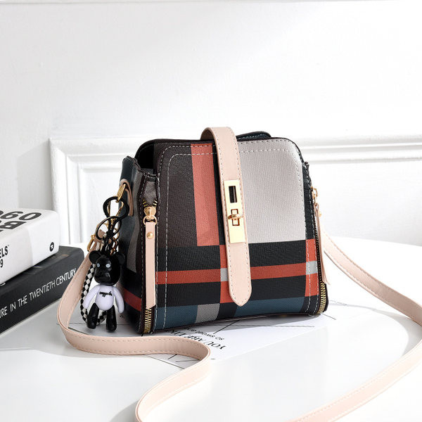 Ретро дамска чанта в квадратна форма с метално закопчаване 