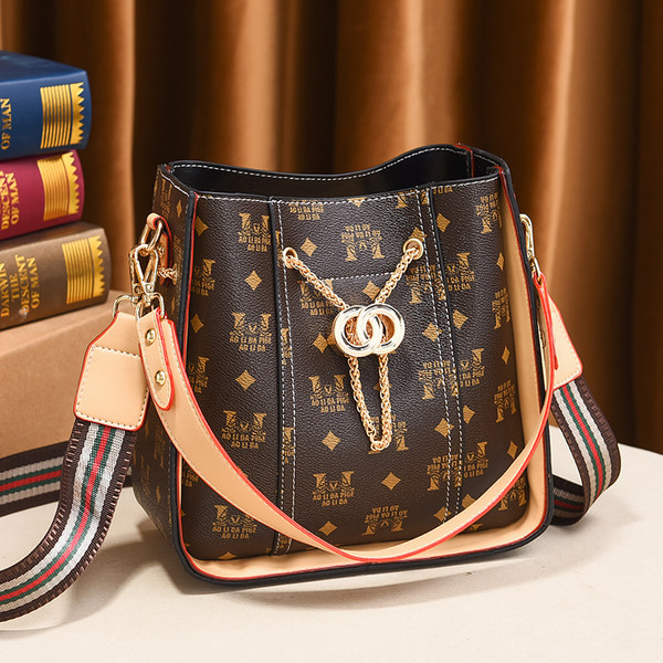 Дамска чанта от еко кожа с две дръжки и метална декорация