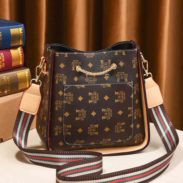 Дамска чанта от еко кожа с две дръжки и метална декорация