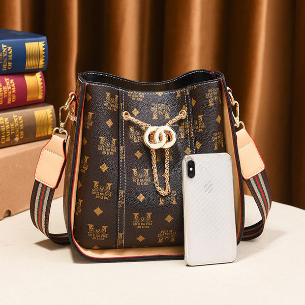 Дамска чанта от еко кожа с две дръжки и метална декорация