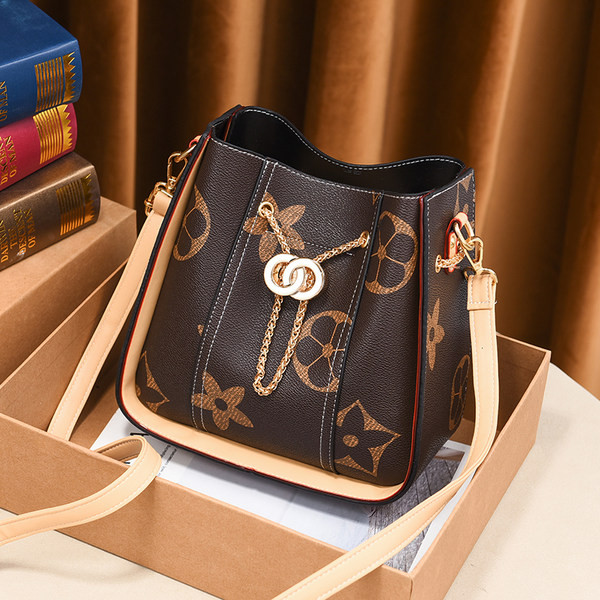 Дамска чанта от еко кожа с две дръжки и метална декорация