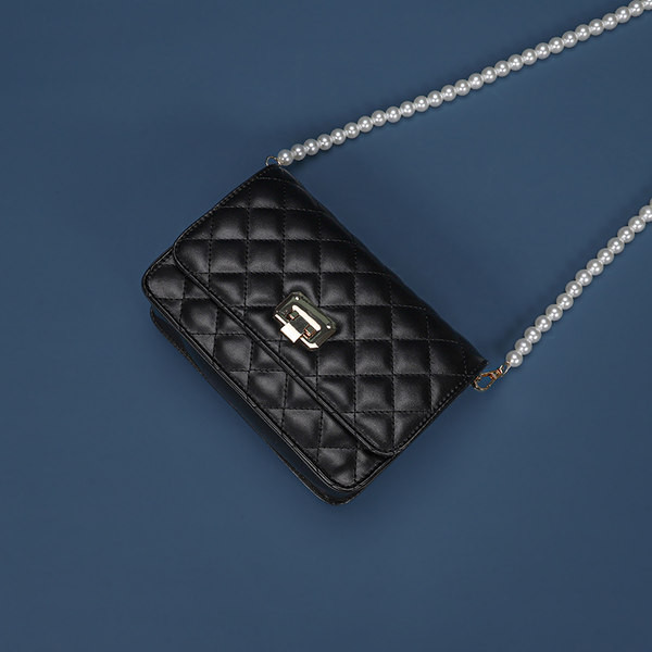 Модерна дамска чанта с метално закопчаване -три модела