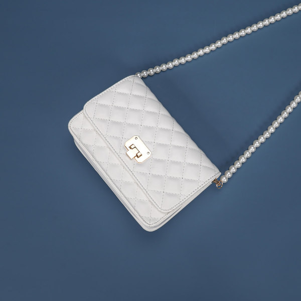 Модерна дамска чанта с метално закопчаване -три модела