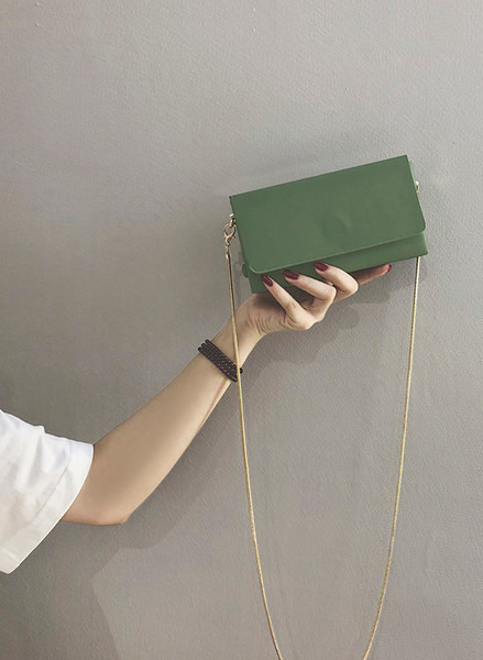 Изчистен модел малка чанта от еко кожа с метална верига