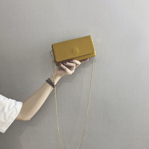 Изчистен модел малка чанта от еко кожа с метална верига