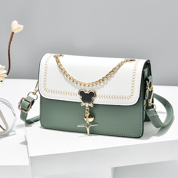 Дамска кожена чанта  с метална декорация 