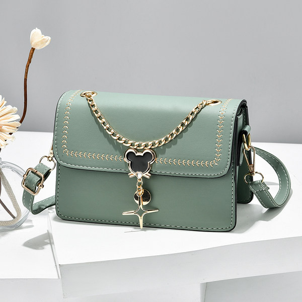 Дамска кожена чанта  с метална декорация 