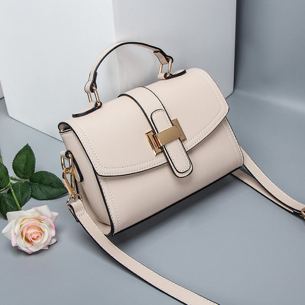 Елегантна дамска ръчна чанта с катарама изчистен модел