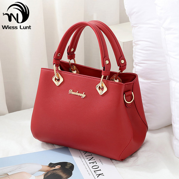 Torbica od umjetne kože s metalnim elementom