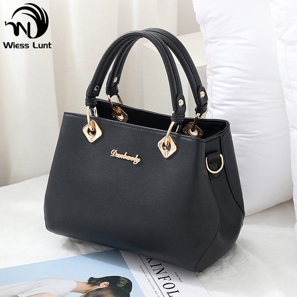 Torbica od umjetne kože s metalnim elementom