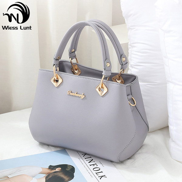 Torbica od umjetne kože s metalnim elementom