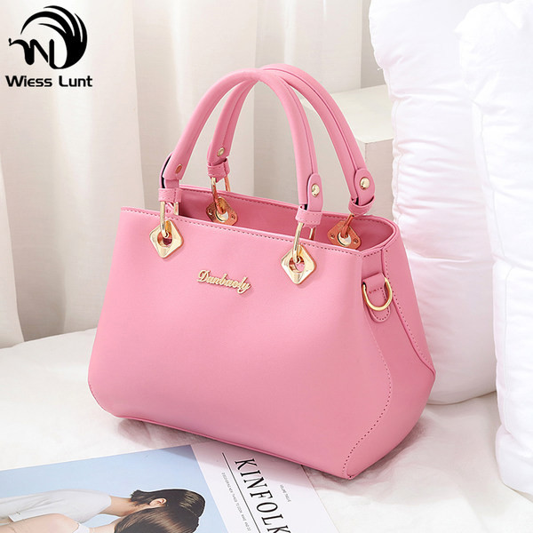 Torbica od umjetne kože s metalnim elementom