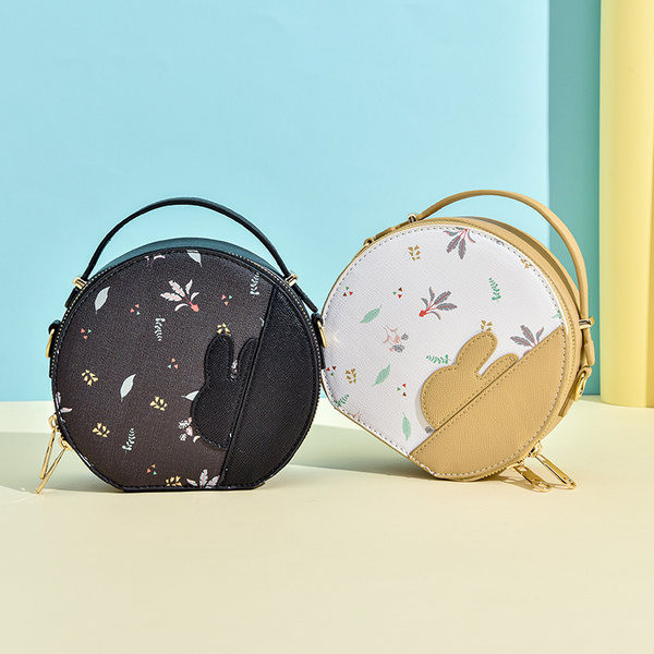 Дамска кръгла чанта от еко кожа с апликация 