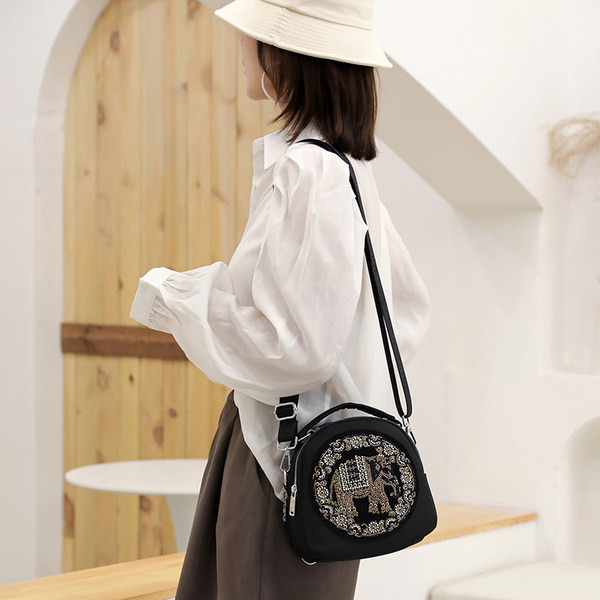 Mala torbica sa kamenčićima - crna boja