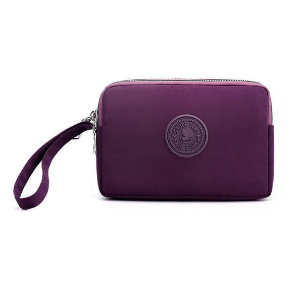 Mala torbica od tkanine sa patentnim zatvaračem i ručkom za ruku