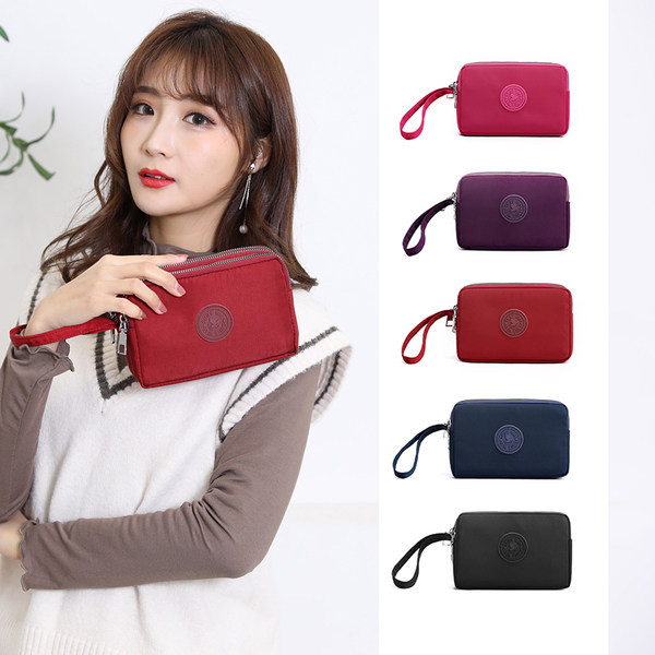 Mala torbica od tkanine sa patentnim zatvaračem i ručkom za ruku