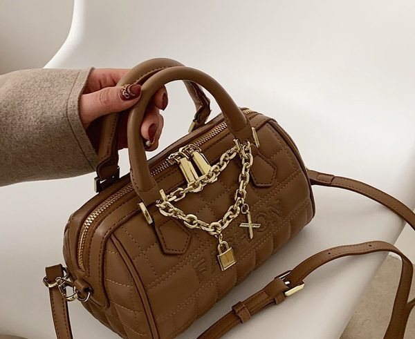 Дамска чанта от еко кожа с надпис и метални елементи