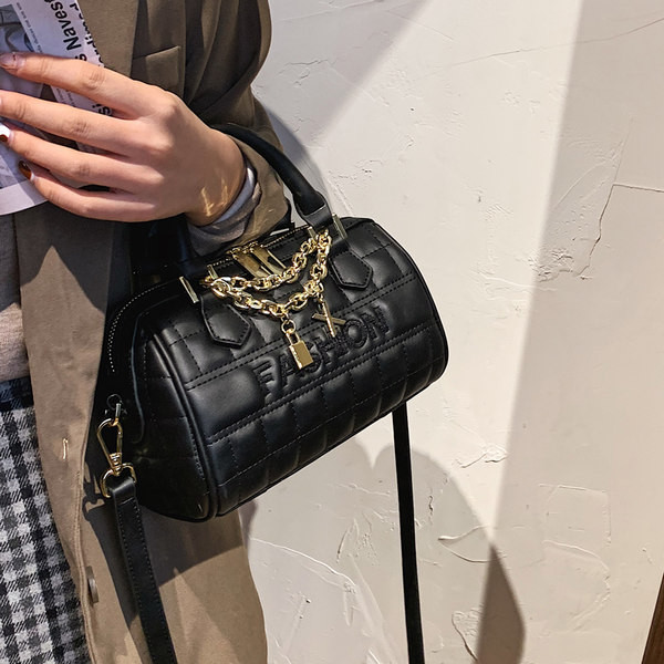 Дамска чанта от еко кожа с надпис и метални елементи