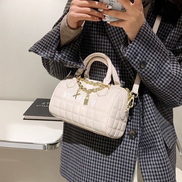 Дамска чанта от еко кожа с надпис и метални елементи