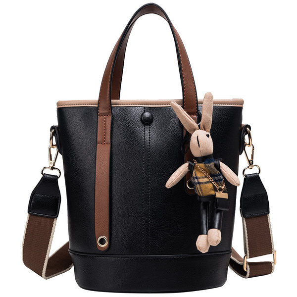 Дамска кожена чанта с аксесоар и две дръжки