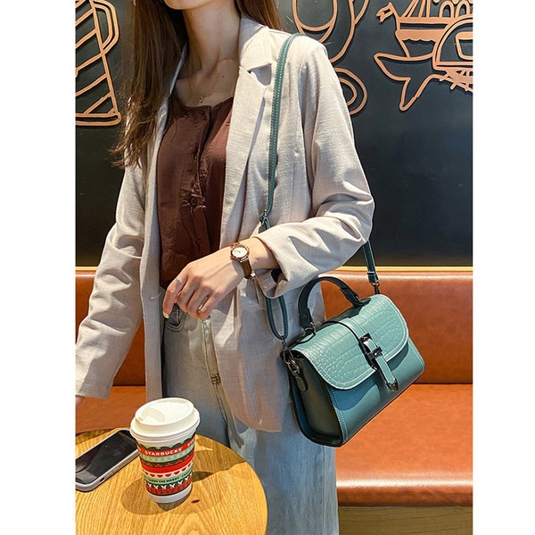 Moderna kožna torba s kratkim i dugim ručkama - za žene