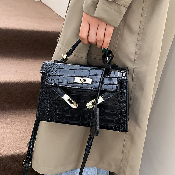 Ženska kožna torba s metalnim kopčanjem