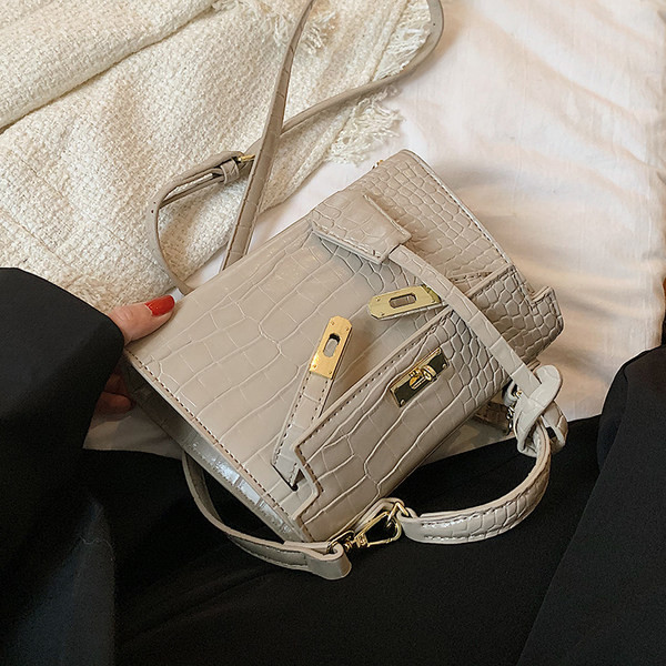 Ženska kožna torba s metalnim kopčanjem