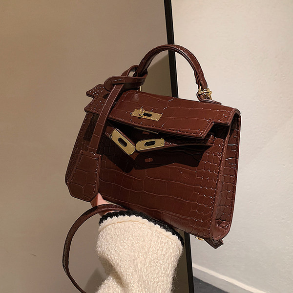 Ženska kožna torba s metalnim kopčanjem