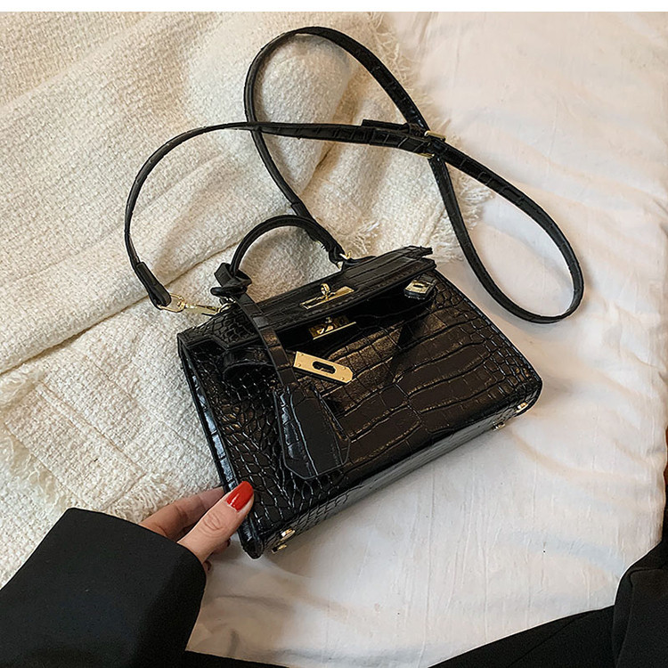 Ženska kožna torba s metalnim kopčanjem