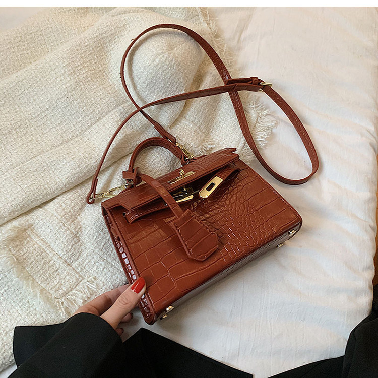 Ženska kožna torba s metalnim kopčanjem