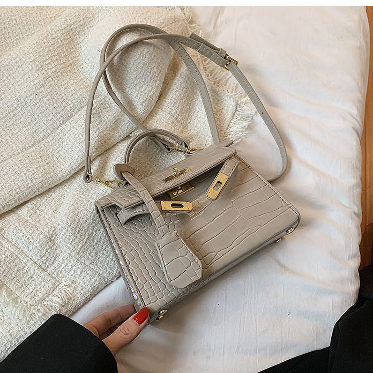 Ženska kožna torba s metalnim kopčanjem