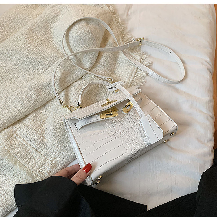 Ženska kožna torba s metalnim kopčanjem