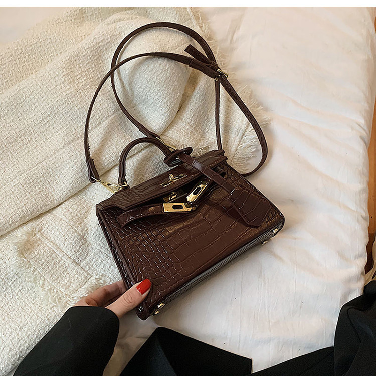 Ženska kožna torba s metalnim kopčanjem