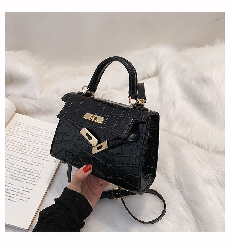 Модерна дамска чанта с две дръжки и метално  закопчаване