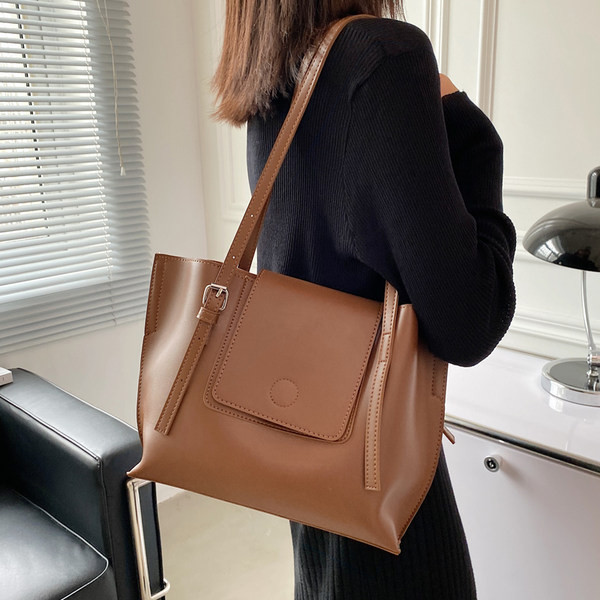 Дамска ежедневна чанта с дълга дръжка изчистен модел