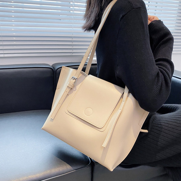 Дамска ежедневна чанта с дълга дръжка изчистен модел