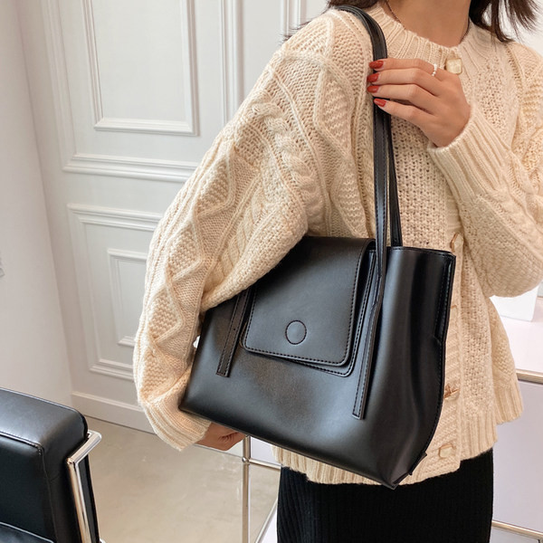 Дамска ежедневна чанта с дълга дръжка изчистен модел