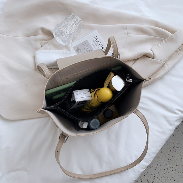 Дамска ежедневна чанта с дълга дръжка изчистен модел