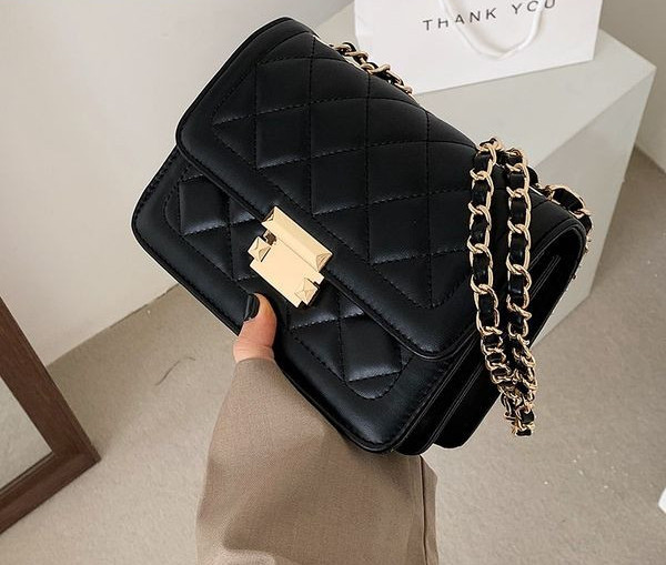 Стилна дамска чанта с катарама и метална дръжка в два модела