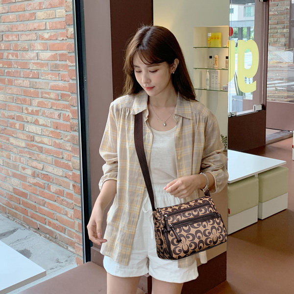 Дамска чанта с няколко отделения и дълга дръжка