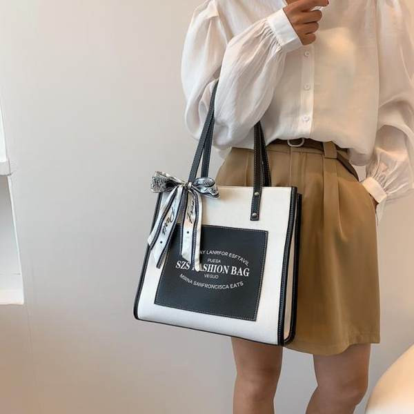 Velika ženska torba od platna sa natpisima i trakom