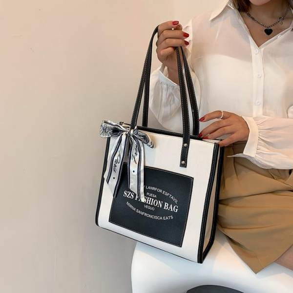 Velika ženska torba od platna sa natpisima i trakom