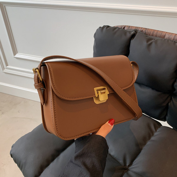 Дамска ежедневна чанта от еко кожа с метално закопчаване 