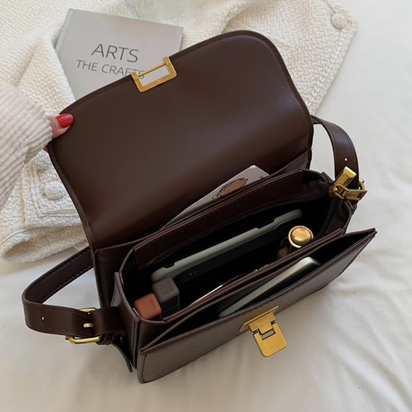 Дамска ежедневна чанта от еко кожа с метално закопчаване 