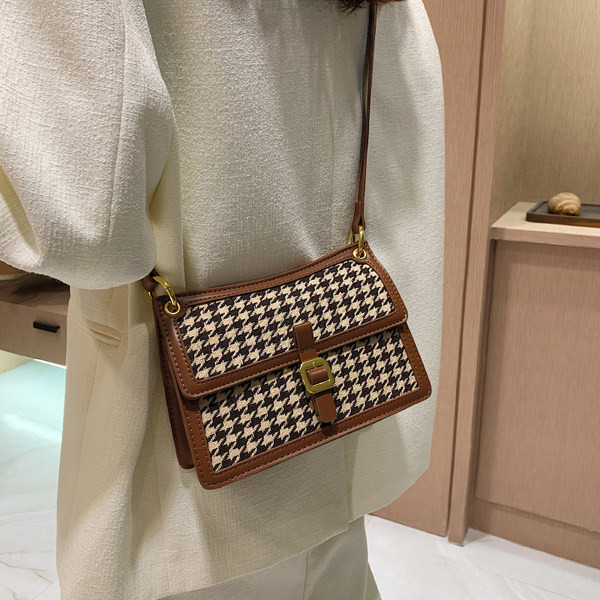 Актуална чанта с катарама и дълга дръжка