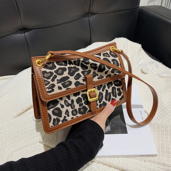 Актуална чанта с катарама и дълга дръжка