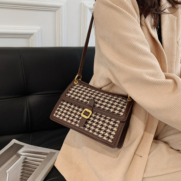 Актуална чанта с катарама и дълга дръжка